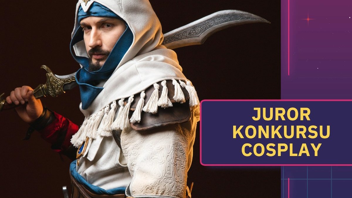 Mężczyzna przebrany za postać z gry Assassine's Creed. Ma ubrany niebiesko-biały strój z kapturem, w ręku trzyma miecz, który opiera o ramię.