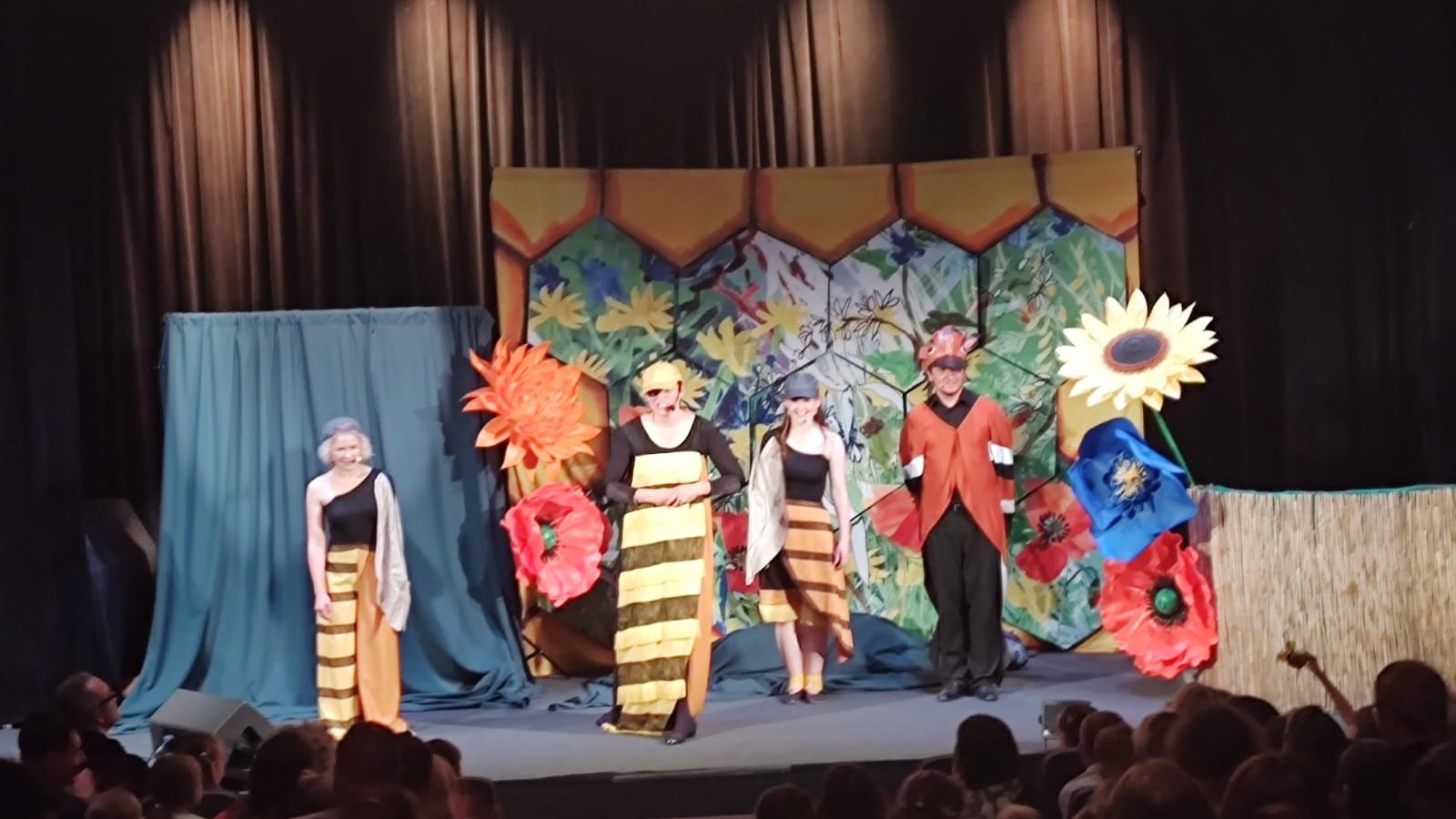 Spektakl "Pszczoły to mistrzynie" w wykonaniu Teatru Mozaika