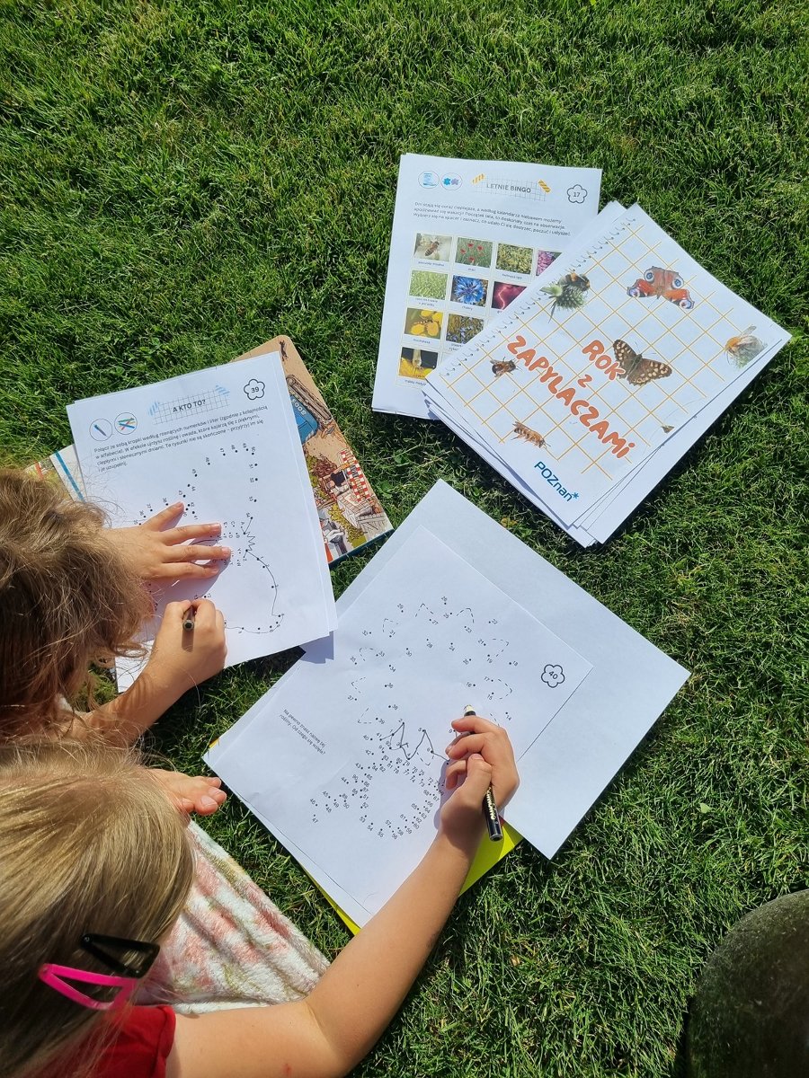 Dwójka dzieci rozwiązuje zagadki z publikacji Rok z zapylaczami - grafika artykułu