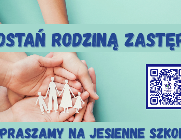 Zostań rodziną zastępczą - zapraszamy na szkolenia. Obrazek przedstawia kilka splecionych rąk, w których znajdują się papierowanka rodziny (dwie osoby dorosłe i dwa dzieci). W części znajduje się napis: "ZOSTAŃ RODZINĄ ZASTĘPCZĄ". Po prawej stronie umieszczony kod QR, aw części części obrazu widnieje tekst: "ZAPRASZAMY NA JESIENNE SZKOLENIA WWW.TRZYPROSTEKROKI.PL". W odpowiednim rogu widoczne jest logo z napisem "POZnań". utrzymaniena w niebiesko-turkusowej kolorystyce.