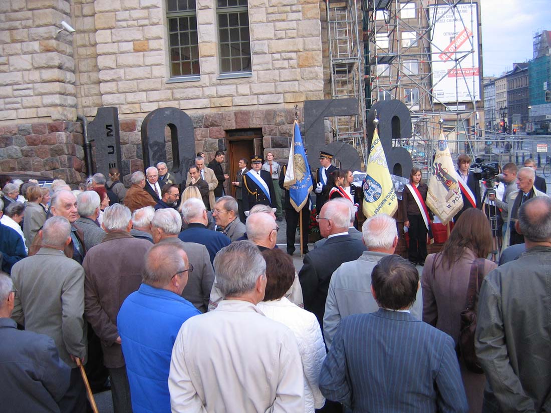 Wart przed wejście do Muzeum. Ludzie czekajacy przed wejściem.