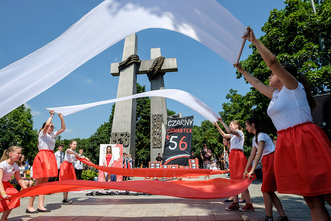 Dziewczynki w biało-czerwonych barwach tańczą z szarfami.