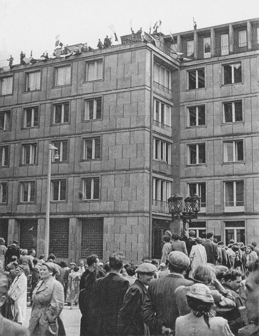 Demonstraci otoczyli budynek