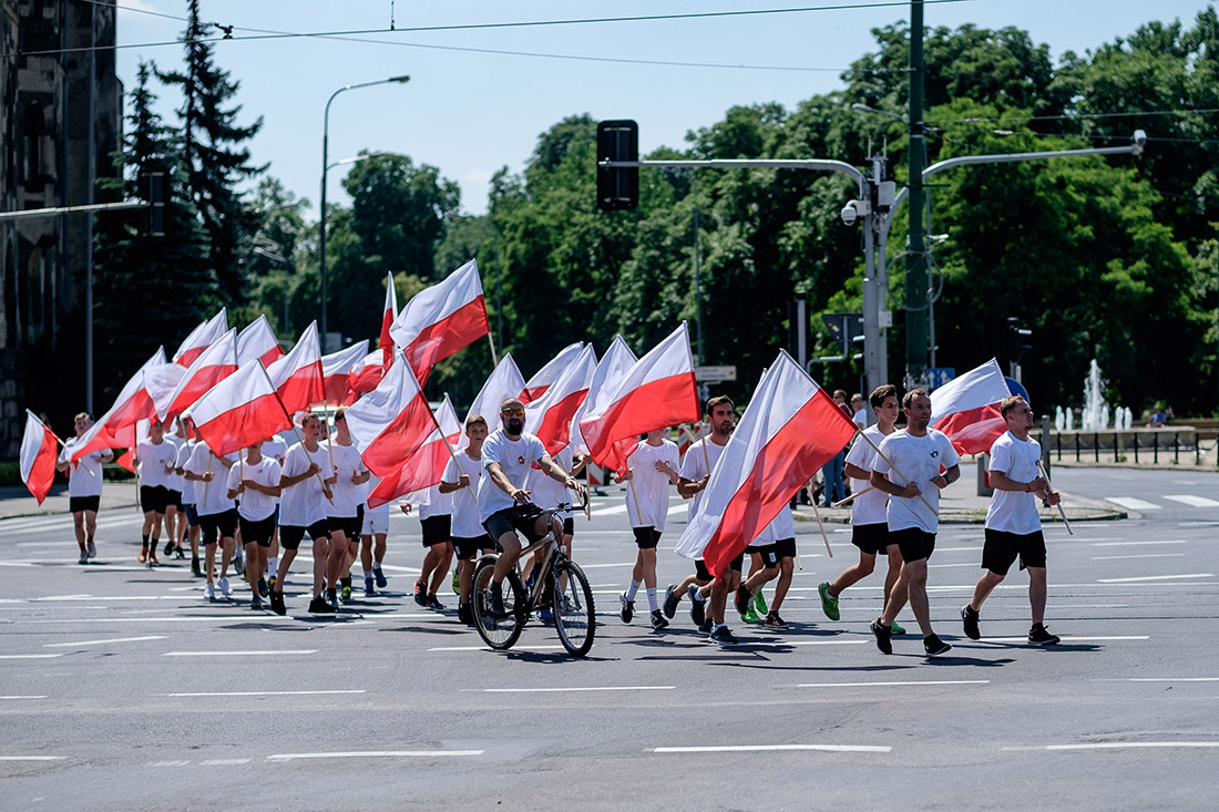 Rowerzyści w biało-czerwonych barwach