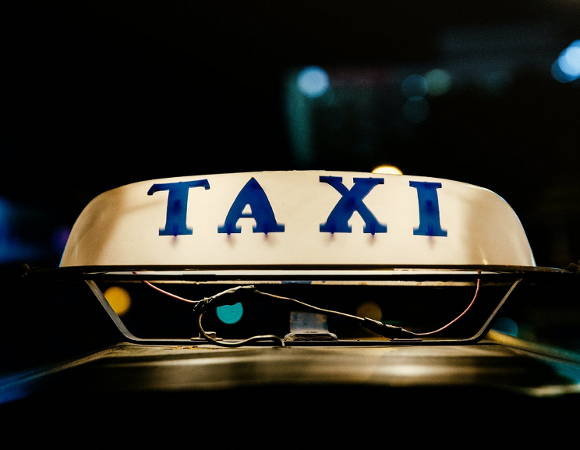 Przypominamy o ważnych datach dla przedsiębiorców i kierowców taxi. Tabliczka z napisem taxi, na dachu samochodu.