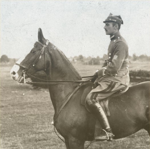 Zdjęcie przedstawia Władysława Andersa ubranego w mundur, siedzącego na koniu.