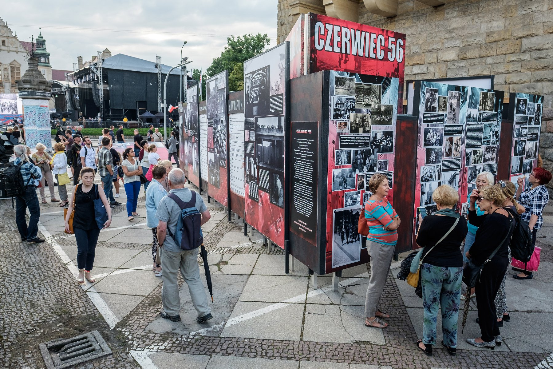 Wystwa fotografii przed budynkiem CK Zamek