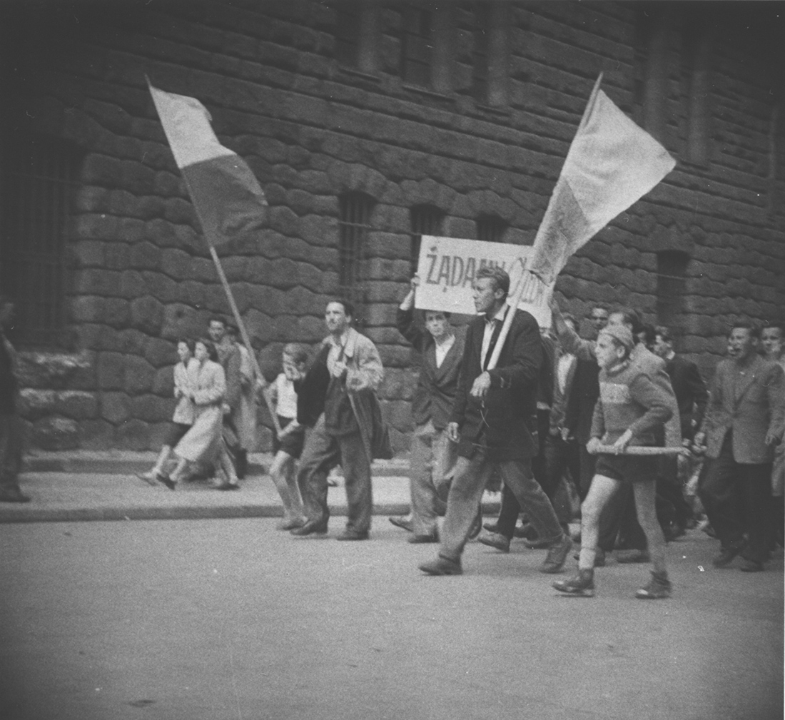 Na sztandarze demonstrujących hasło: "Żądamy chleba".