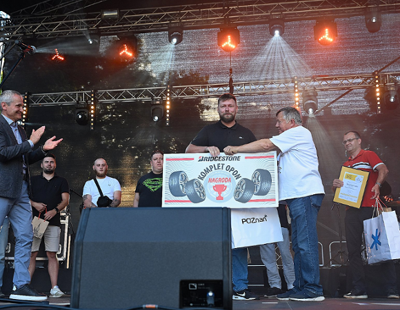 Poznański Taksówkarz Roku 2025 Zdjęcie przedstawia zwycięzcę konkursu na scenie