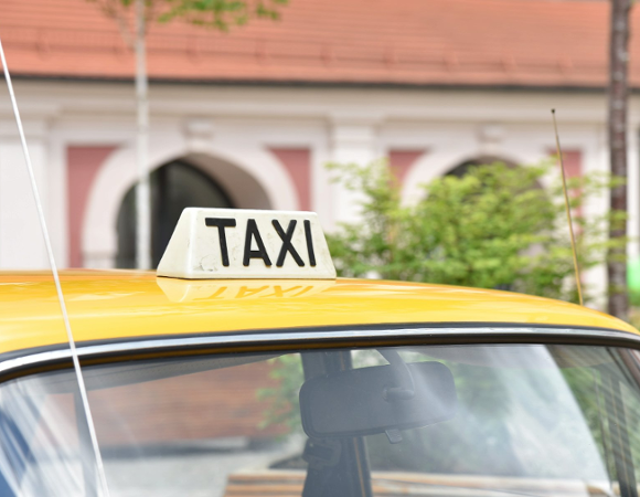 "Poznański Taksówkarz Roku" ŻÓŁTA TAKSÓWKA Z LAMPĄ TAXI