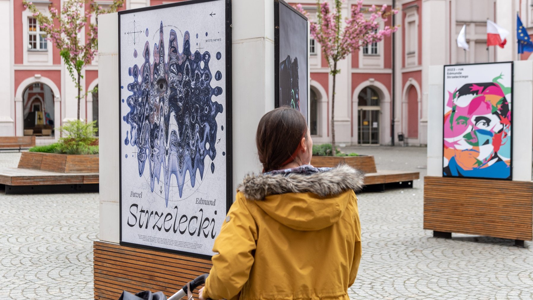 Galeria zdjęć przedstawia wystawę plakatów poświęconych Pawłowi Edmundowi Strzeleckiemu.