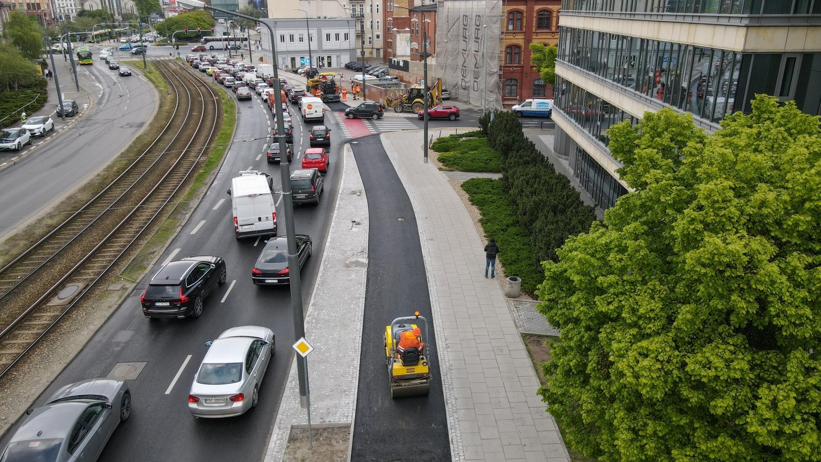 Galeria zdjęć z układania nawierzchni na nowej drodze rowerowej