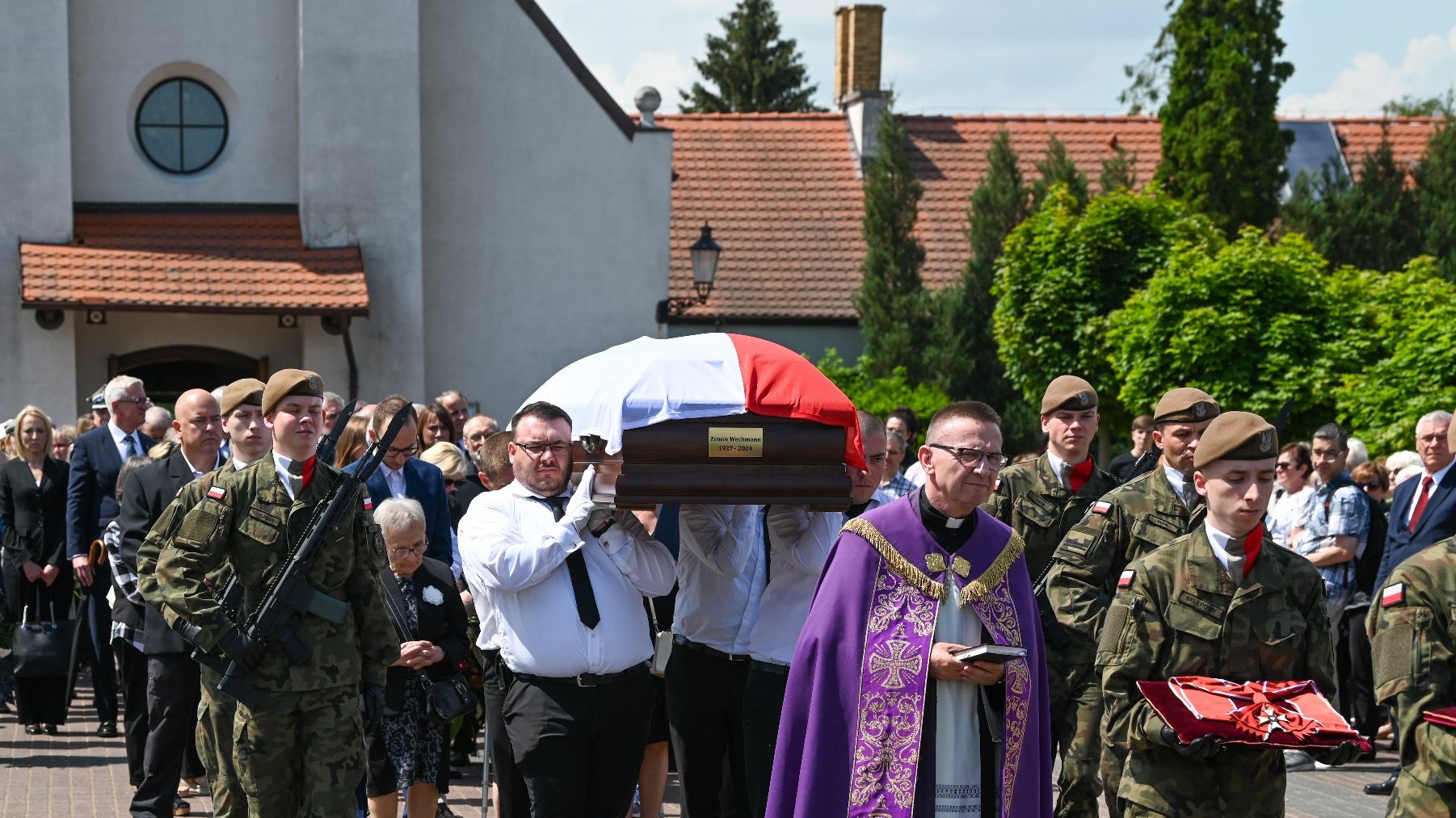 Na zdjęciu trumna wynoszona z kościoła