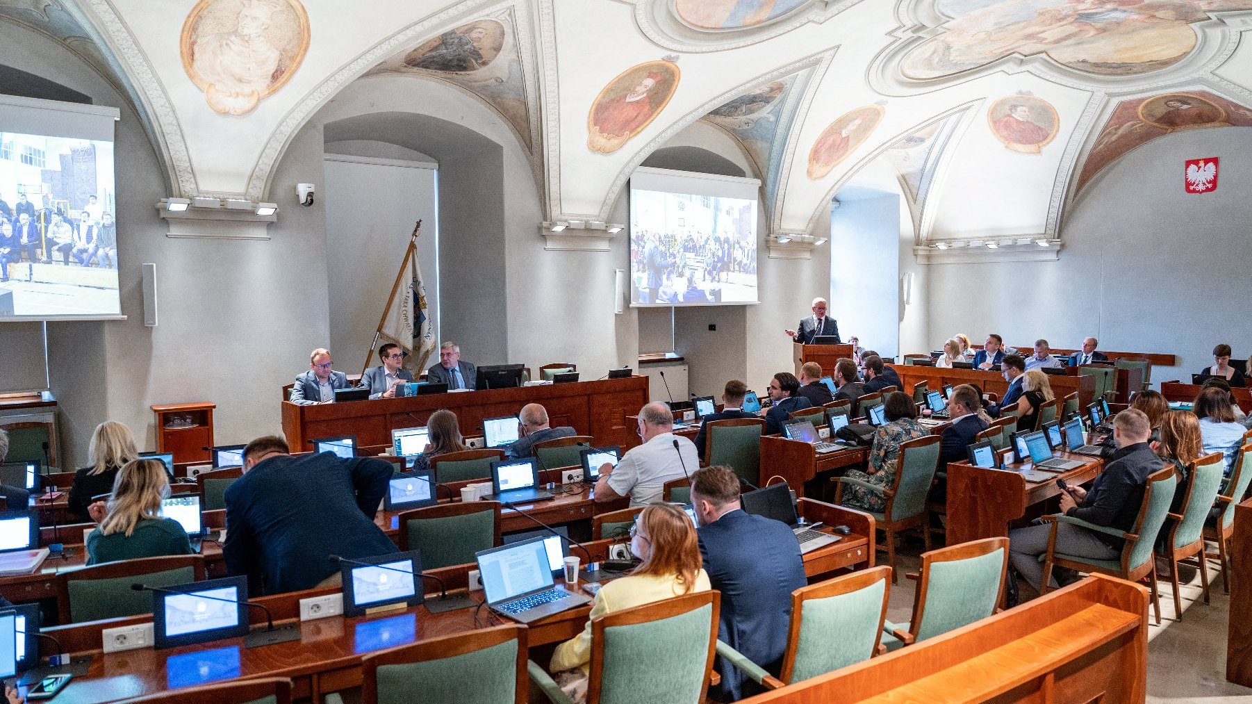 Na zdjęciu prezydent Poznania i radni w sali sesyjnej