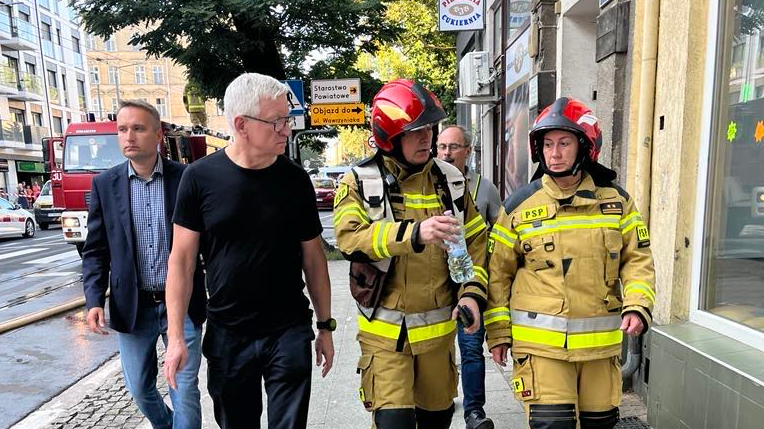 Na zdjęcoi prezydent Poznania rozmawia ze strażakami