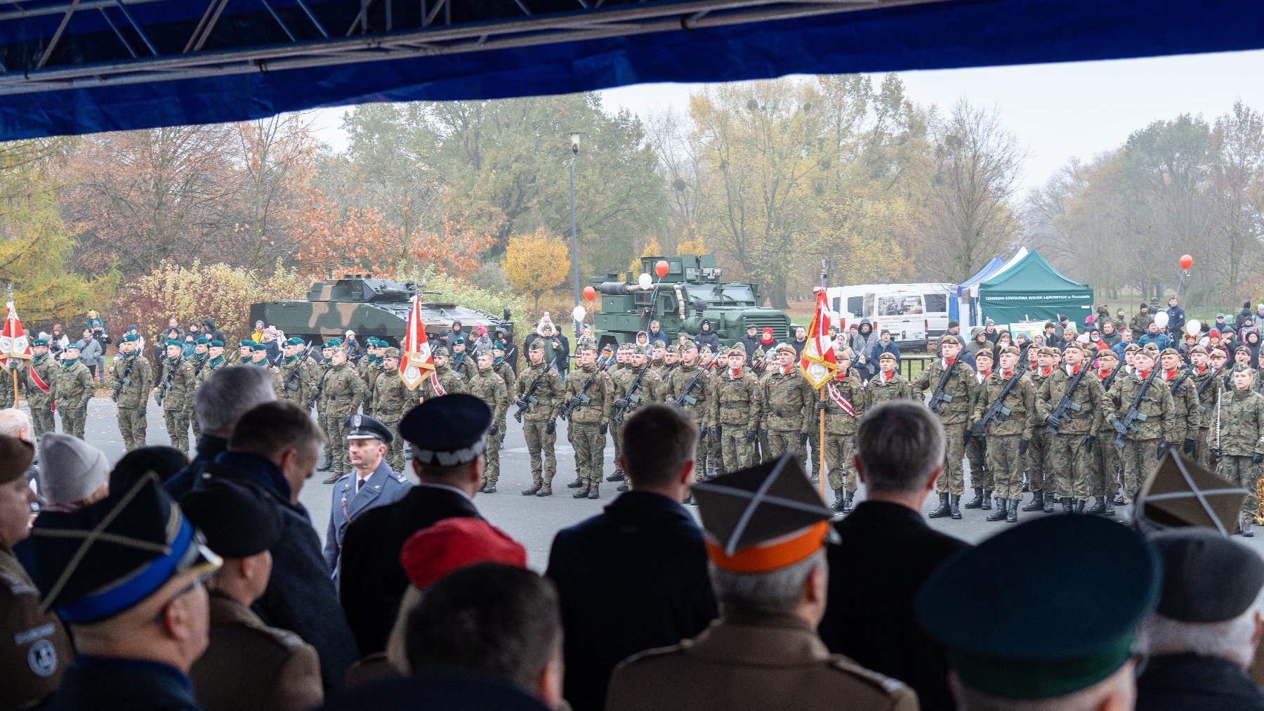 Na zdjęciu uczestnicy uroczystości i żołnierze stojący naprzeciwko siebie