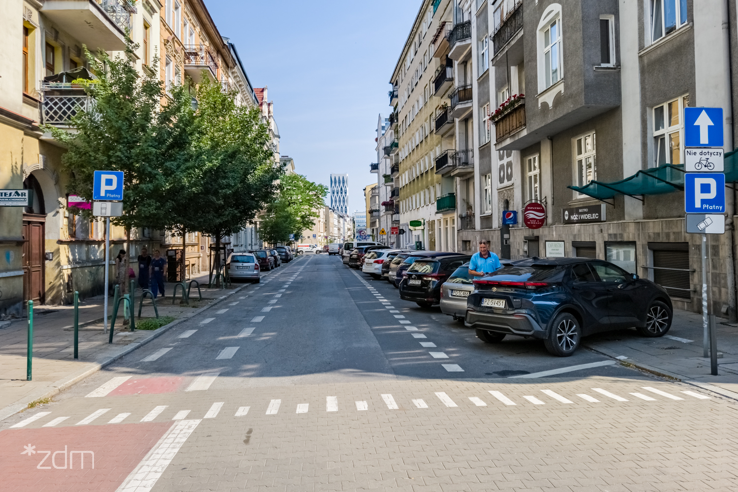 Zdjęcie ulic Wawrzyniaka przed zmianami. Widać samochody parkujące po obu stronach - grafika artykułu