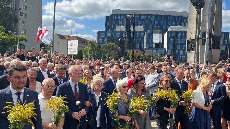 Zdjęcie przedstawia tłum ludzi.