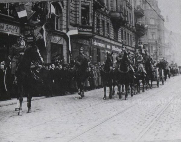 Defilada oddziałów po uroczystości zaprzysiężenia 4. baterii 1 pułku artylerii lekkiej, Plac Wolności w Poznaniu, 2 marca 1919 r. Źródło: Archiwum Państwowe w Poznaniu - grafika artykułu