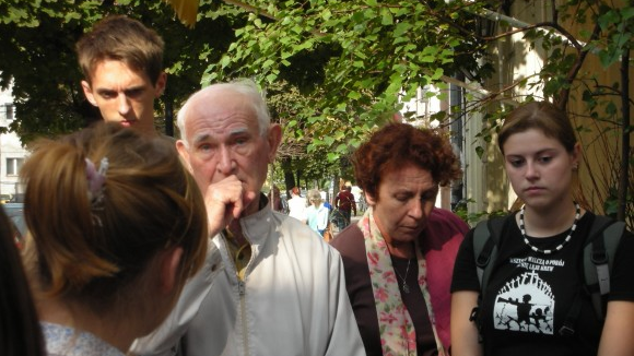 Noach Lasman oprowadza poznaniaków po miejscach swojej młodości, dawnej dzielnicy żydowskiej w Poznaniu, 2006 rok