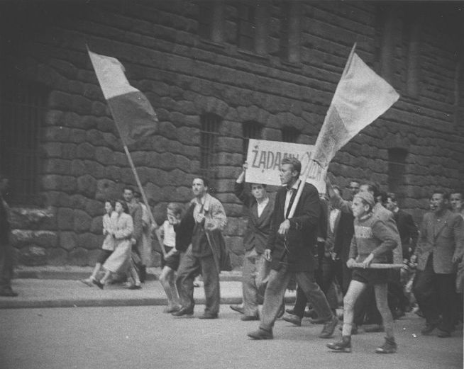 Janusz Kulas na czele manifestacji 28 czerwca 1956 roku, fot. z archiwum IPN - grafika artykułu