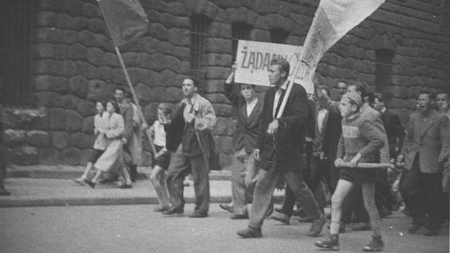 Janusz Kulas na czele manifestacji 28 czerwca 1956 roku, fot. z archiwum IPN