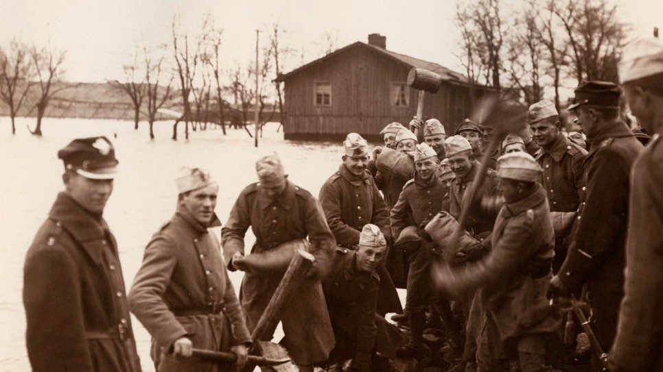 Saperzy i żołnierze wojsk kolejowych podczas budowy tamy przy pl. Karmelickim (okolice obecnej ul. Karmelickiej i kościoła Bożego Ciała), 02.04.1924, fot. R. S. Ulatowski, z zasobów cyryl.poznan.pl