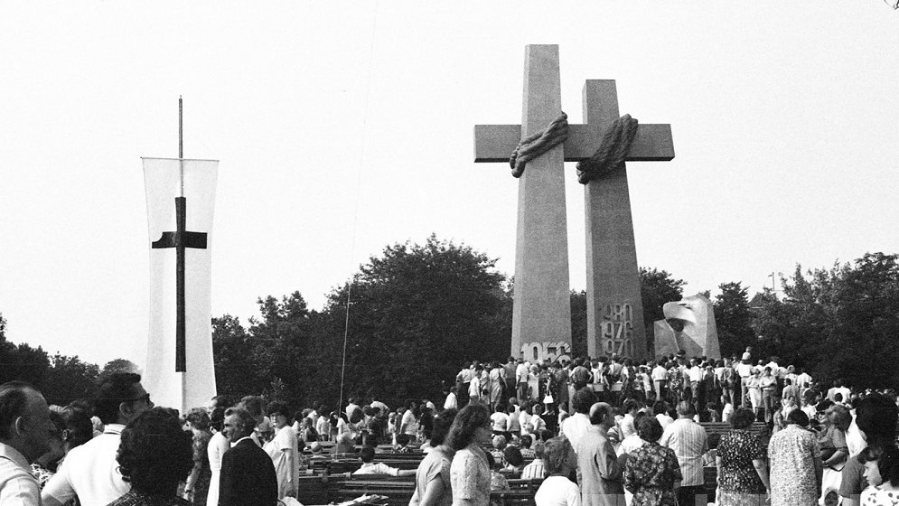 Uroczystość odsłonięcia pomnika Poznańskiego Czerwca 1956 na pl. Mickiewicza