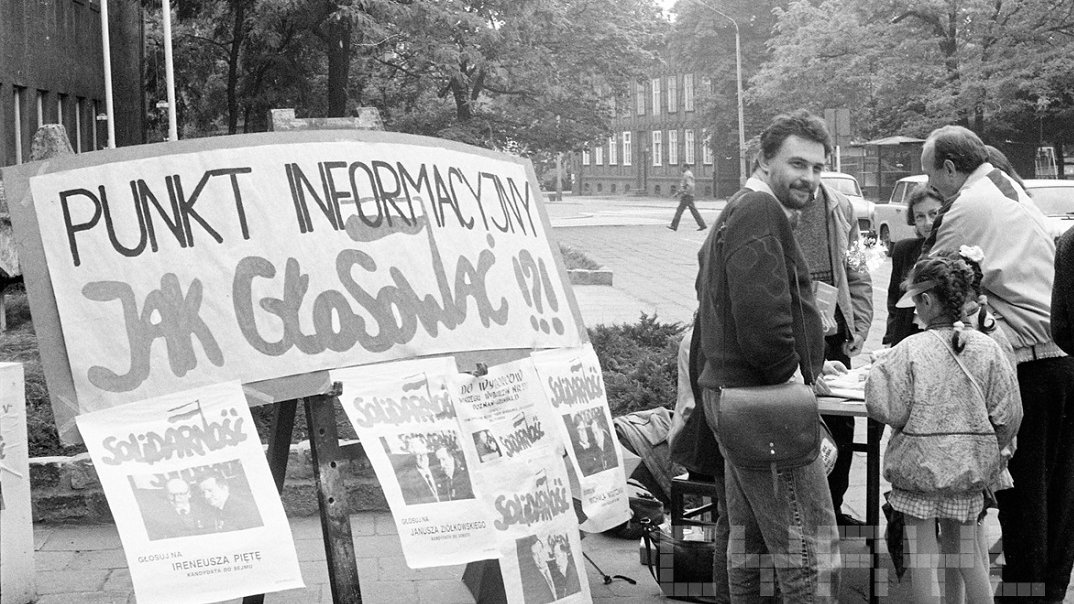 Punkt informacyjny zwolenników Komitetu Obywatelskiego Solidarność przed Obwodową Komisją Wyborczą w II LO przy ul. Matejki w czasie wyborów parlamentarnych w 1989 r.