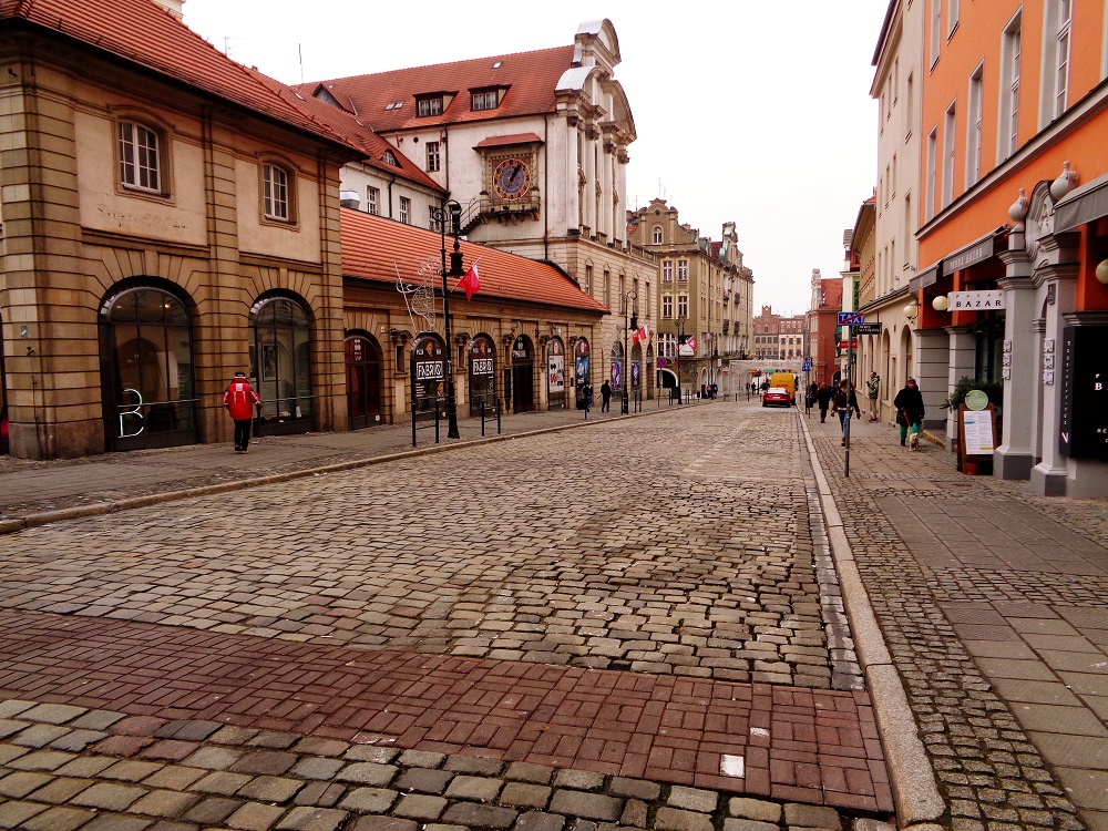 Współczesny widok ulicy Paderewskiego. Przed wojną nosiła ona nazwę Nowej i w 1930 jej nawierzchnię wymieniono w ciągu zaledwie 38 godzin, fot. Adam Suwart - grafika artykułu