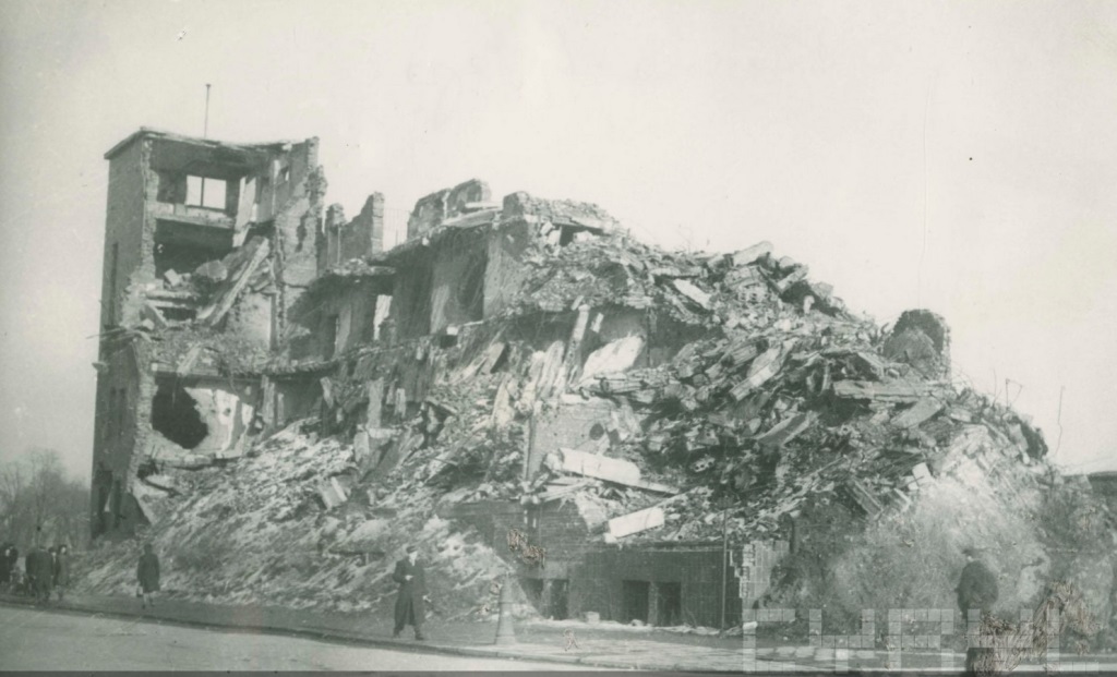 Ruiny Domu Żołnierza w 1945 r. fot. Zbigniew Zielonacki / cyryl.poznan.pl - grafika artykułu