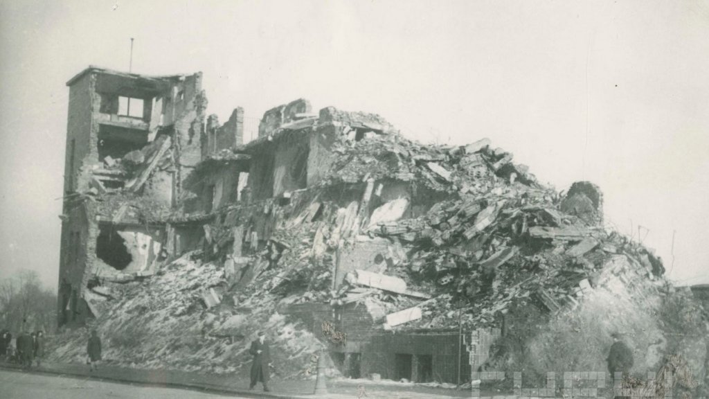 Ruiny Domu Żołnierza w 1945 r. fot. Zbigniew Zielonacki / cyryl.poznan.pl