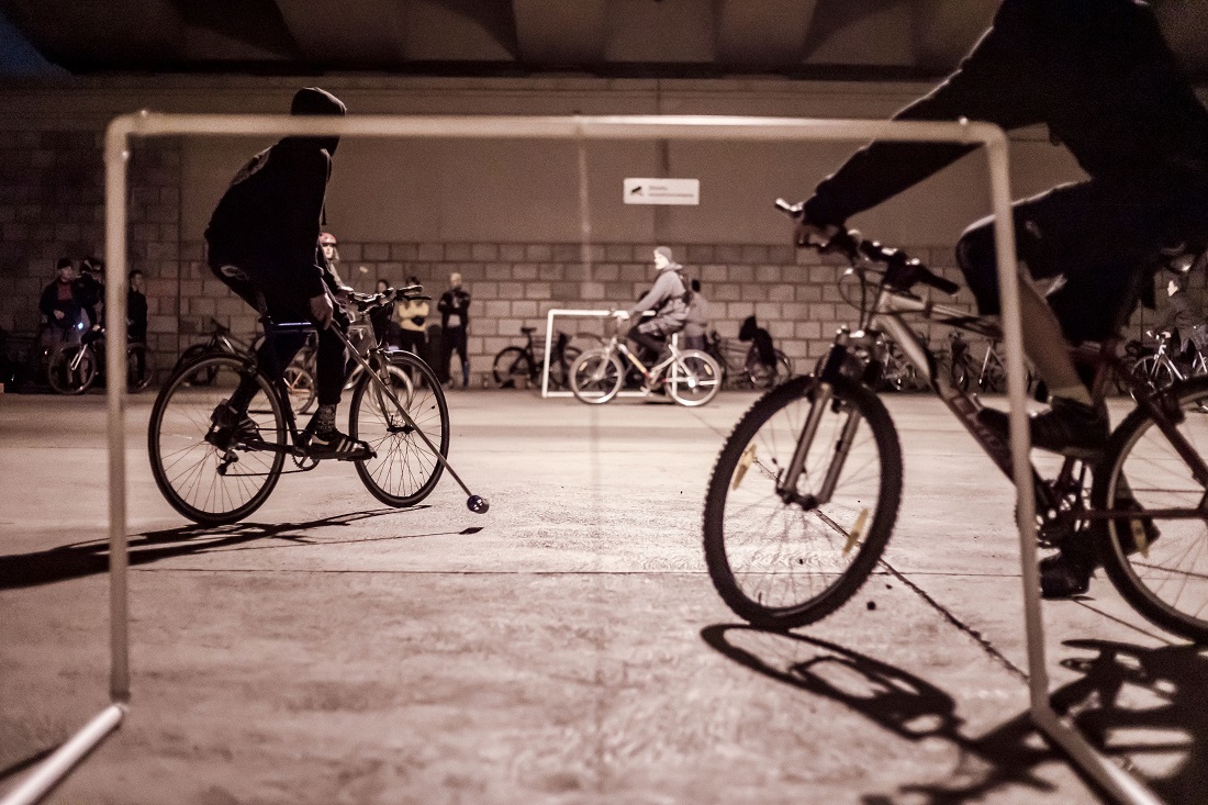 Bike Polo Poznań, fot. Joanna Karczmarska - grafika artykułu