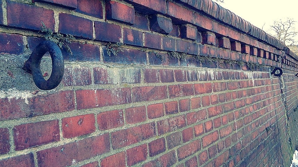 Mur jest pozostałością umocnień przeciwpowodziowych w starym korycie Warty