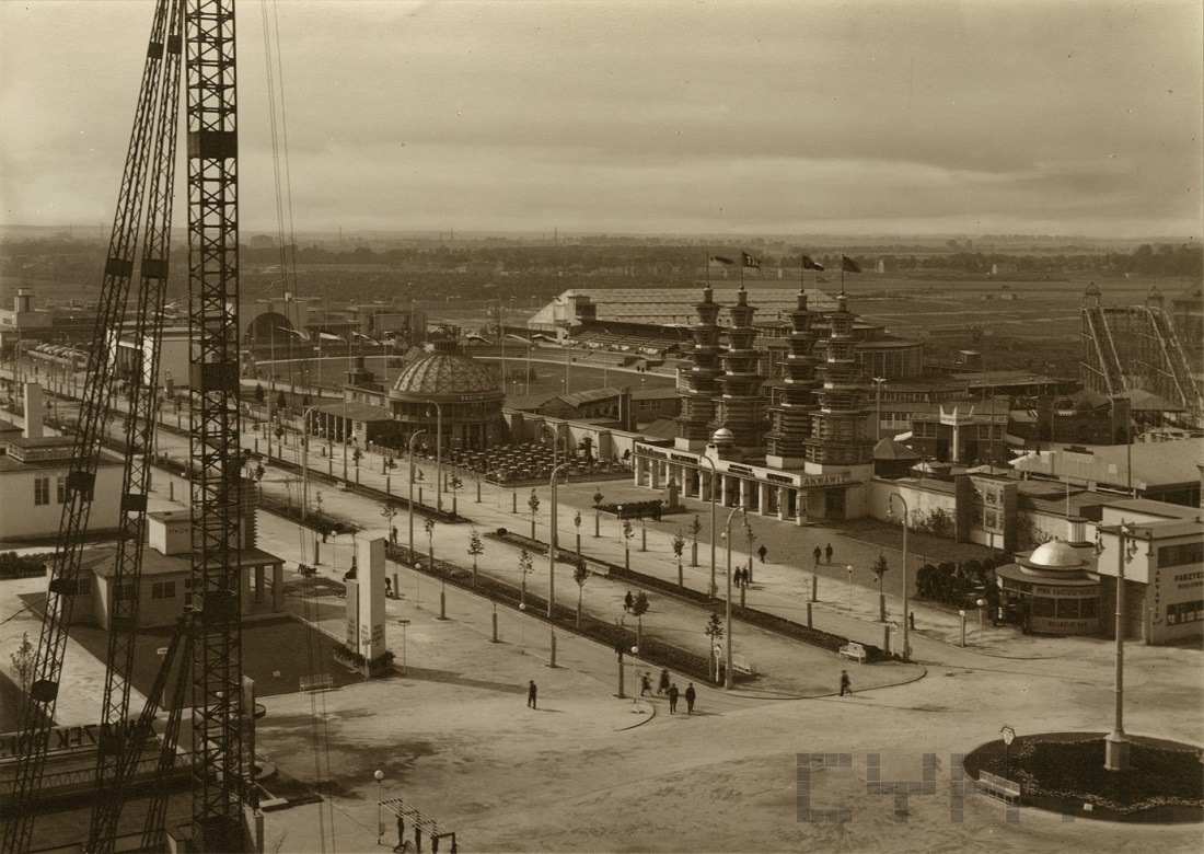 Teren zachodni Powszechnej Wystawy Krajowej z reprezentacyjną aleją pośrodku, 1929 r., fot. R.S. Ulatowski / cyryl.poznan.pl - grafika artykułu