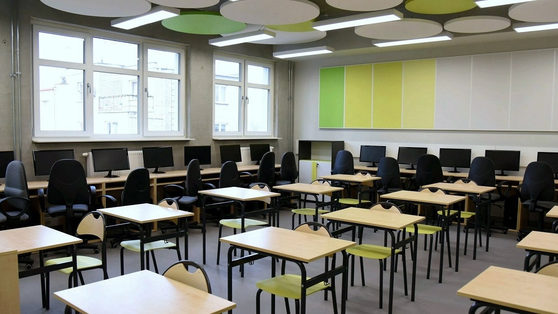 sala lekcyjna w szkole, pusta, stoły u krzesła ułożone w rzędach - grafika artykułu - grafika artykułu