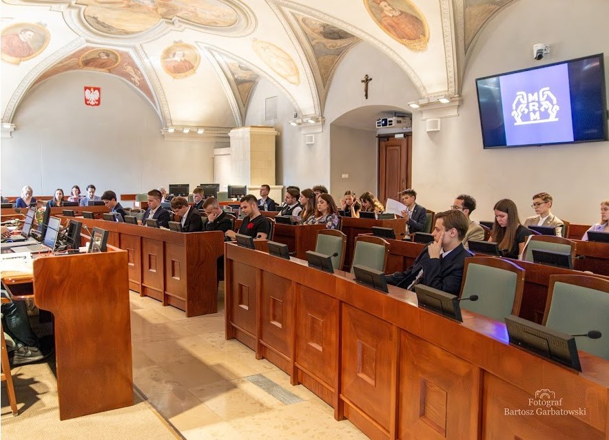 młodzież zgromadzona w sali sesyjnej Urzędu Miasta podczas sesji Młodzieżowej Rady Miasta Poznania - grafika artykułu