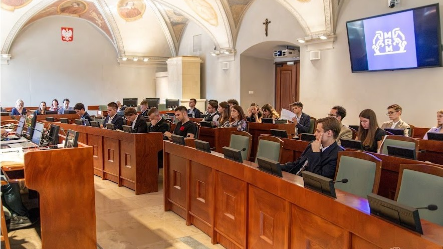 młodzież zgromadzona w sali sesyjnej Urzędu Miasta podczas sesji Młodzieżowej Rady Miasta Poznania