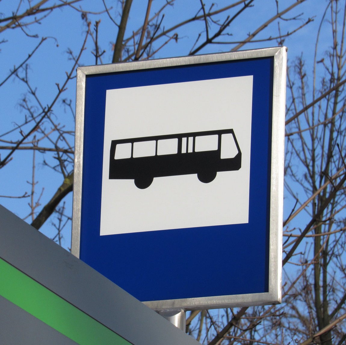 Tablica z grafiką autobusu zainstalowana na wiacie przystankowej - grafika artykułu