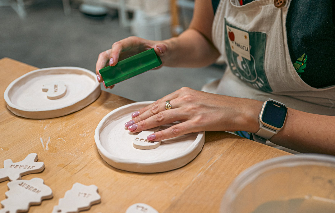 osoba - widoczne kobiecie dłonie - podczas prac nad wykonywaniem ozdób ceramicznych - grafika artykułu