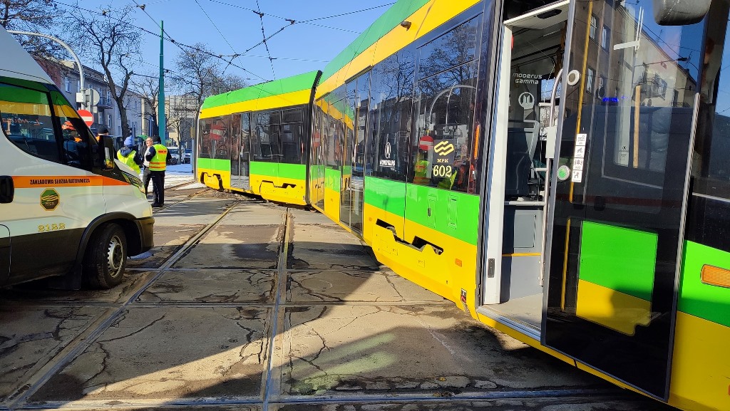 tramwaj na torowisku, obok samochód techniczny MPK, za nim osoby w odblaskowych kamizelkach - grafika artykułu