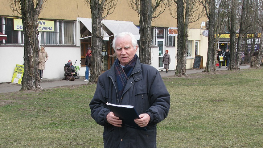 Radny MIron Perliński na skwerze przed Pasażem Piastowskim