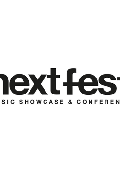 Białe tło z czarnym napisem: "Next fest music showcase & conference".