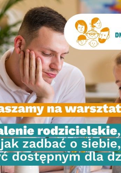 Rodzic z dzieckiem przy stole, oboje maja podpartą glowe na dłoni i spuszczony wzrok