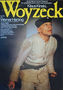 Plakat filmu o tytule Woyzeck, na którym oprócz informacji o wydarzeniu widać żołnierza w białym mundurze i okrągłej czapce.