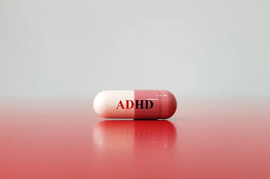 zaburzenia neurorozwojowe Na stole lezy tabletka z napisem adhd