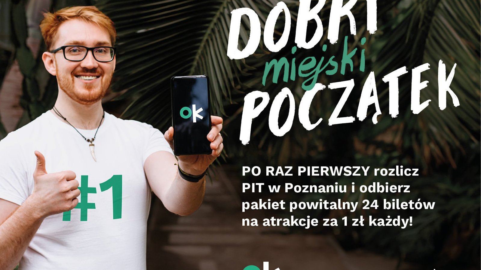 Grafika: uśmiechnięty mężczyzna trzymający w dłoni smartfon, obok informacje o zniżkach