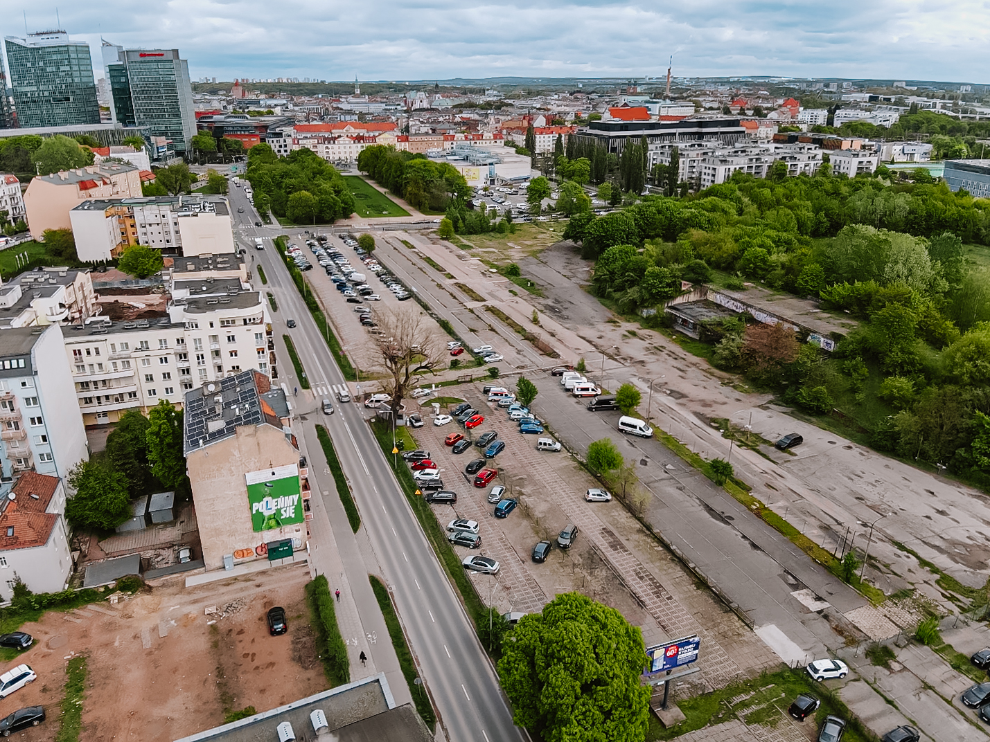 Zdjęcie przedstawia tereny wokół stadionu z lotu ptaka. - grafika artykułu