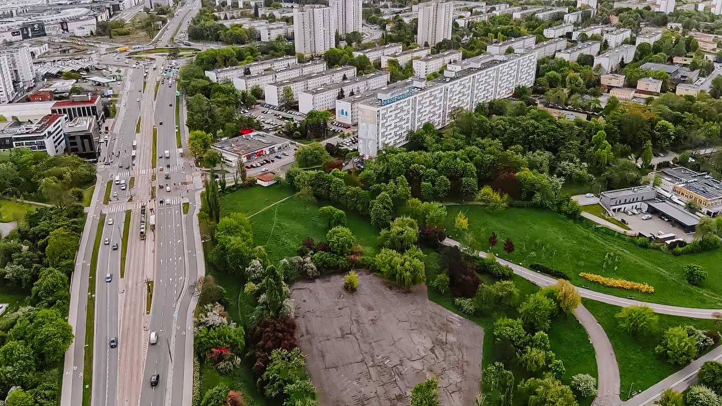 Zdjęcie przedstawia tereny na Ratajach z lotu ptaka.