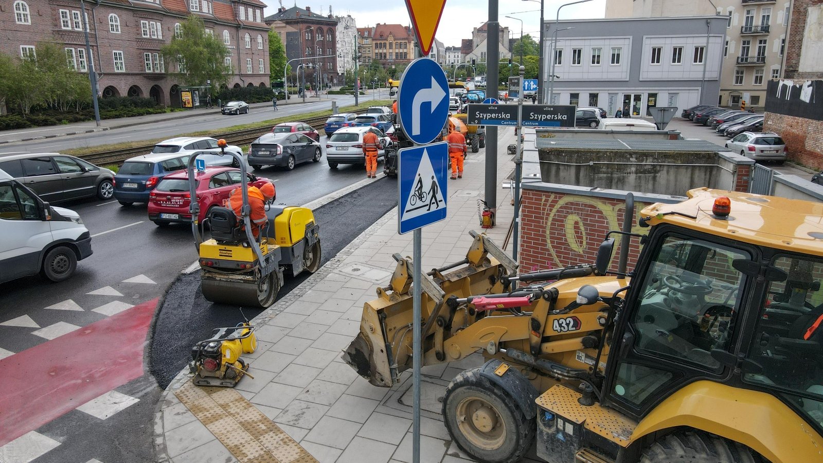 Galeria zdjęć z układania nawierzchni na nowej drodze rowerowej